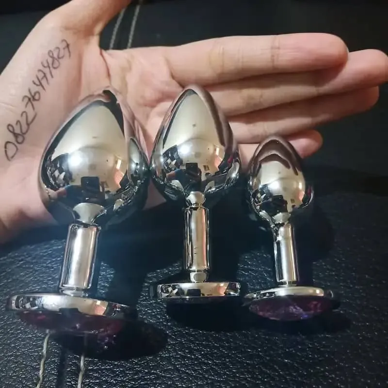 Stainless steel but plug contains 3 sizes ANTI RUST